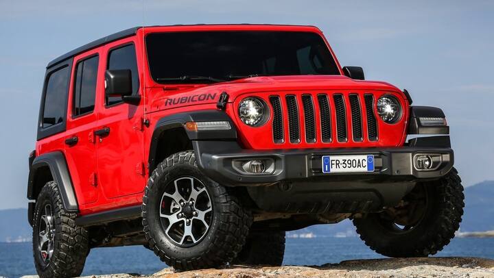ਜੀਪ Wrangler ਦੇ ਦੋਵਾਂ ਵੇਰੀਏਂਟਸ 'ਚ ਕਸਟਮਰ ਨੂੰ ਕਈ ਫੀਚਰਸ ਦਿੱਤੇ ਗਏ ਹਨ। ਇਨ੍ਹਾਂ 'ਚ ਪਲੱਸ ਲੈਦਰ ਸੀਟਾਂ, ਸੌਫਟ ਟੱਚ ਲੇਟਰ ਫਿਨਿਸ਼ ਡੈਸ਼ ਬੋਰਡ, Uconnect ਇੰਫੋਟੇਨਮੈਂਟ, ਐਪਲ ਕਾਰ ਪਲੇਅ ਤੇ ਐਂਡਰਾਇਡ ਦੀ ਸੁਵਿਧਾ ਦਿੱਤੀ ਗਈ ਹੈ।