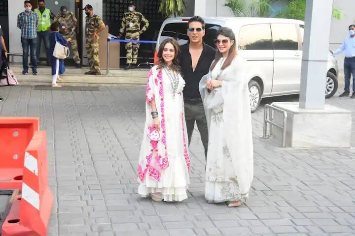 আজ অযোধ্যায় যাওয়ার আগে ট্যুইট করেন অক্ষয় কুমার। সেখানে দুই অভিনেত্রীর সঙ্গে ছবি পোস্ট করেন তিনি। আপনাদের শুভ কামনা চাই।