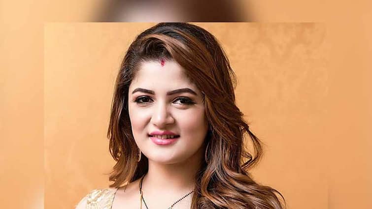 actress Srabanti Chatterjee booked for Wildlife Act for posting a picture with chained mongoose Srabanti Chatterjee: বেজির সঙ্গে সেলফি পোস্ট করে বিপাকে শ্রাবন্তী