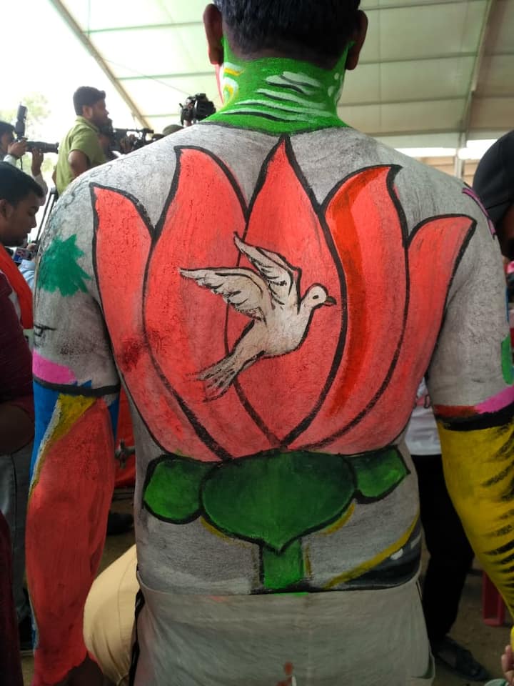 বসন্ত ঋতু। লাল পলাশে সেজে উঠেছে পুরুলিয়া। আজ সেখানেই সভা করে গেলেন নরেন্দ্র মোদি। আর মোদির সভা থেকে উঠে এল সমর্থকদের অভিনব সব সাজের ছবি।