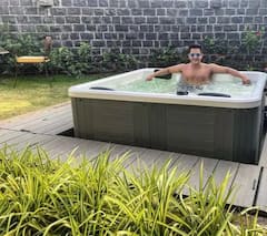 Aditya Narayan Enjoys Relaxing Vacation: স্ত্রী’র সঙ্গে ছুটি কাটাতে গিয়ে কাকে ‘হ্যালো সুন্দরী’ লিখলেন আদিত্য?