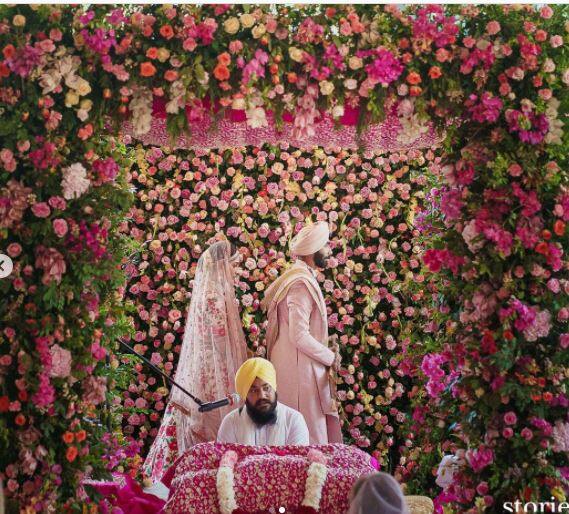 બન્નેએ સોશિયલ મીડિયા પર લગ્નની તસવીર શેર કરી પોતાના ફેન્સને ખૂશખબરી આપી હતી.  લગ્ન બાદ આ બન્નેના મેહંદી, હલ્દી અને સંગતી સેરેમનીની કેટલીક તસવીરો અને વીડિયો સોશિયલ મીડિયા પર ખૂબ વાયરલ થઈ છે.  (તસવીર ઈન્સ્ટાગ્રામ-Jasprit Bumrah)