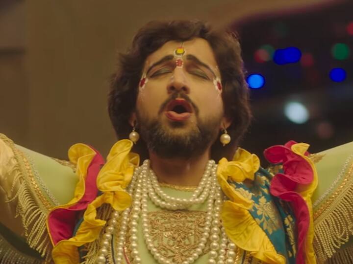 प्‍लॅटून वन फिल्‍म्‍स अॅण्‍ड एव्‍हरेस्‍ट एंटरटेन्‍मेंटच्‍या बॅनरअंतर्गत शिलादित्‍य बोराद्वारे निर्मित 'पिकासो'चे दिग्‍दर्शन व लेखन अभिजीत मोहन वारंग यांनी केले असून या चित्रपट राष्‍ट्रीय पुरस्‍कार-विजेते अभिनेते प्रसाद ओक, तसेच समय संजीव तांबे आणि अश्विनी मुकादम प्रमुख भूमिकेत आहेत.