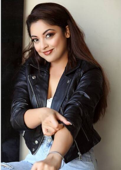 મુંબઇઃ એક સમયે જાડી મનાતી અભિનેત્રી તનુશ્રી દત્તા 18 મહિનામાં 18 કિલો વજન ઉચારીને સ્લીમ-ટ્રીમ થઈ છે. તનુશ્રી દત્તાએ ઇન્સ્ટાગ્રામ પર એક વીડિયો મૂક્યો છે કે જેમાં તે અગાઉ કરતાં ગણી ચુસ્ત દેખાય છે અને તેનું વજન પણ ઓછું થઈ ગયું હોય એવું દેખાય છે.