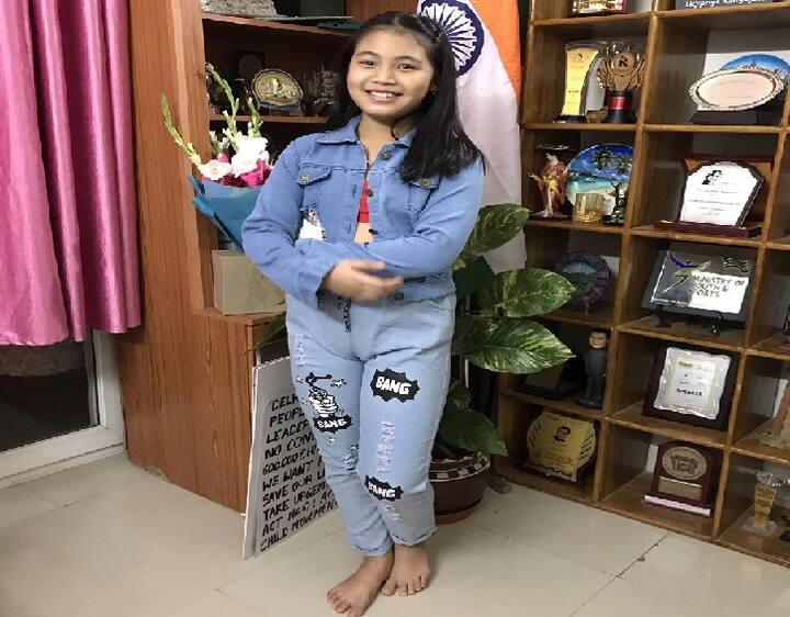 મણિપુરમાં રહેનાર 9 વર્ષની પર્યોવરણ એક્ટિવિસ્ટ લિકપ્રિયા કાંગુજમે પણ સીએમ તીરથ સિંહના નિવેદનનો વિરોધ કરતા જિન્સમાં તસવીર પોસ્ટ કરી છે. ઉલ્લેખનિય છે કે ઉત્તરાખંડના મુખ્યમંત્રી તીરથસિંહ રાવતે એક કાર્યક્રમના સંબોધનમાં કહ્યં હતું કે, એરપોર્ટ પર અને એનજીઓ ચલાવતી મહિલા ફાટેલી જિન્મમાં મળી હતી. આવા ફાટેલા જિન્સ પહેરેલી મહિલા સમાજને કેવા વિચારોનો પ્રચાર કરશે? સીએમ તીરથના નિવેદનનો સતત વિરોધ થઇ રહ્યો છે.