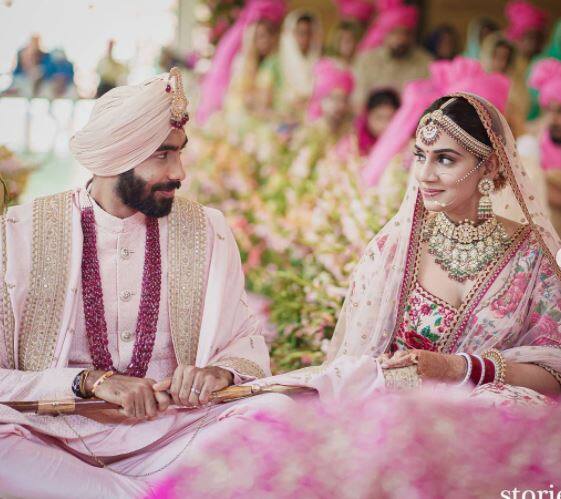 ભારતીય ક્રિકેટ ટીમના સ્ટાર બોલર જસપ્રીત બુમરાહ હાલમાંજ સ્પોર્ટ્સ એન્કર સંજના ગણેસન સાથે લગ્નગ્રંથીથી  જોડાઈ ગયો છે. બુમરાહ અને સંજનાએ 15 માર્ચે એક પ્રાઈવેટ ફંક્શનમાં પોતાના પરિવાર અને સંબંધીઓની હાજરીમાં લગ્ન કર્યા હતા.  (તસવીર ઈન્સ્ટાગ્રામ-Jasprit Bumrah)