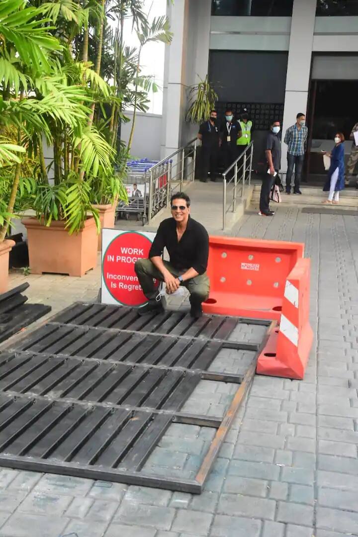 সূত্রের খবর অনুযায়ী, ‘রাম সেতু’-র মহরত শটটি রামজন্মভূমি চত্বরের নিকটে অনুষ্ঠিত হবে