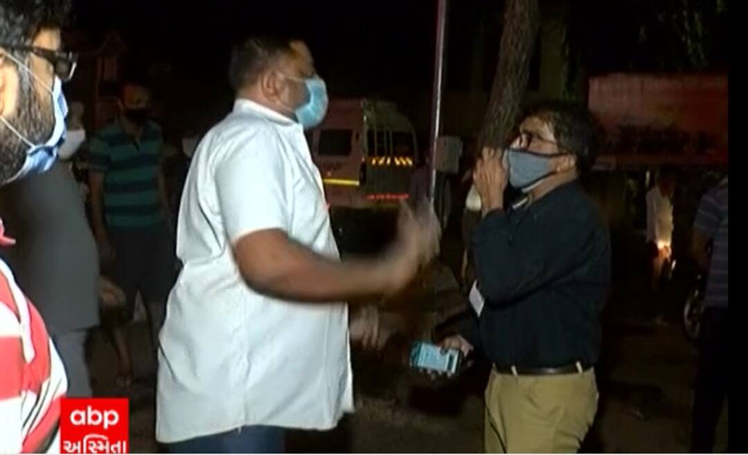 Coronavirus: People angry on AMC team in Bhuyangdev at Ahmedabad 'નેતાઓએ ચૂંટણીઓમાં તાયફાઓ કર્યા...' દુકાન બંધ કરવા આવેલા અધિકારીઓ સામે લોકોએ ઠાલવ્યો રોષ