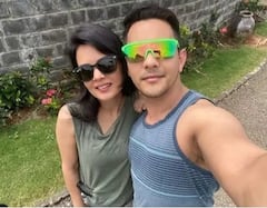 Aditya Narayan Enjoys Relaxing Vacation: স্ত্রী’র সঙ্গে ছুটি কাটাতে গিয়ে কাকে ‘হ্যালো সুন্দরী’ লিখলেন আদিত্য?