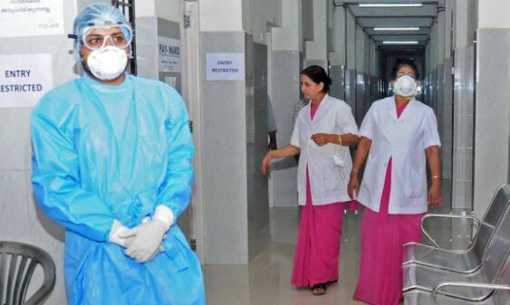 Surat: મ્યુનિસિપલ કમિશ્નરનો સપાટો, આરોગ્ય વિભાગના કર્મચારીએ સરખી રીતે માસ્ક ન પહેરતાં ફટકાર્યો દંડ