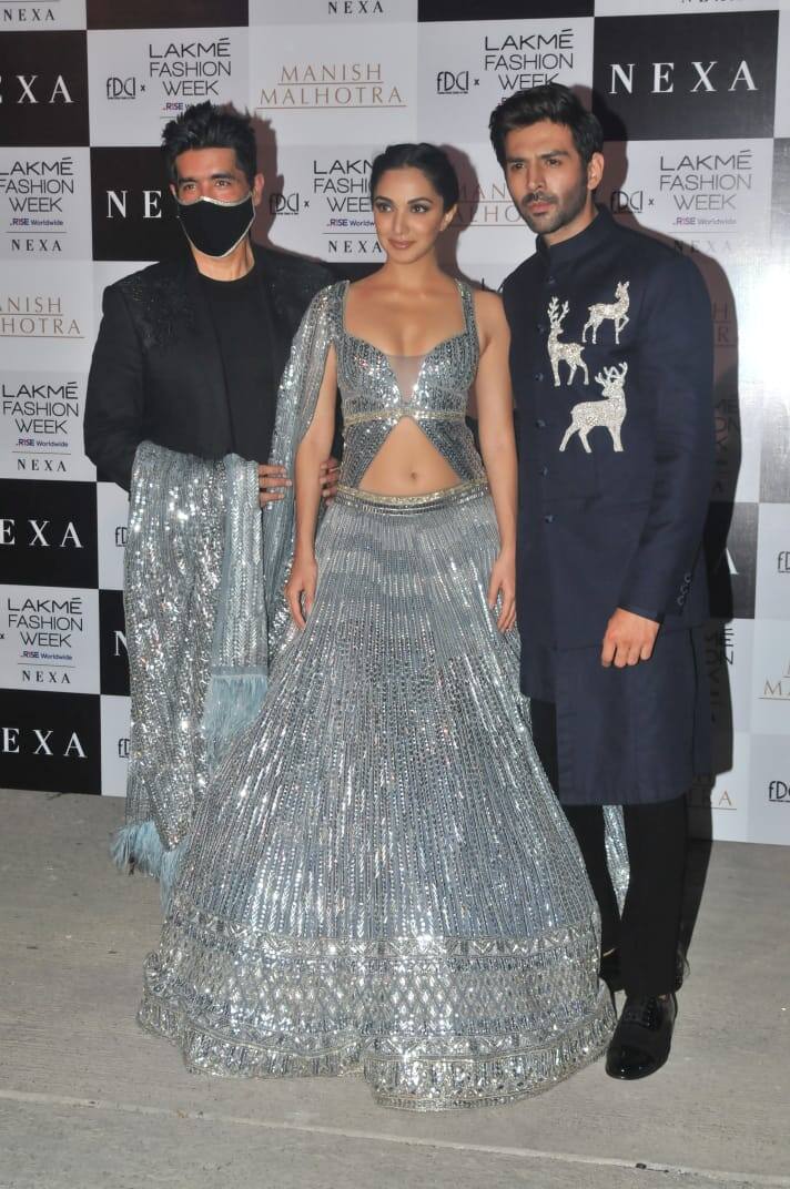 Manish Malhotra was seen helping Kiara Advani with her long train at the gala event. (All PICS Credit: Manav Manglani)