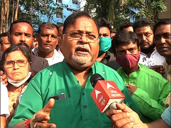 তিনি রাজ্যের শিক্ষামন্ত্রী। সেই পার্থ জানিয়েছেন, ১৯৭০ সালে তিনি উচ্চমাধ্যমিক পাশ করেন। ১৯৭৩ সালে অর্থনীতিতে স্নাতক। ১৯৮১ সালে কলকাতা বিশ্ববিদ্যালয় থেকে এমবিএ। পরের বছর সেখান থেকেই আইনে স্নাতক। ২০১৫ সালে উত্তরবঙ্গ বিশ্ববিদ্যালয় থেকে অর্থনীতিতে পিএইচডি করেন পার্থ।