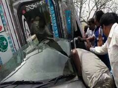 West Bengal: লরির ধাক্কায় চিড়েচ্যাপ্টা গাড়ি, তবু প্রাণরক্ষা