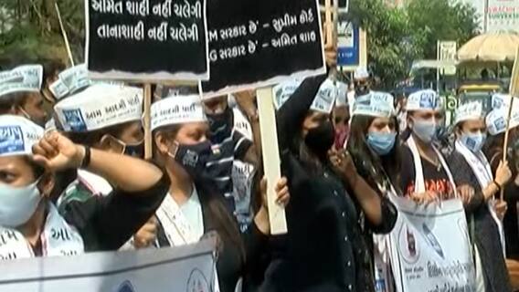 Surat માં જનહિતના કાર્યોને રોકવા કેન્દ્ર સરકાર ષડયંત્ર કરતી હોવાના આરોપ સાથે AAPનો વિરોધ