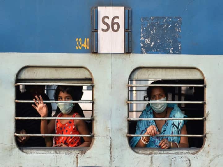 Indian Railways made new rules for passengers night time sleep Indian Railways New Rules: ट्रेन में सफर करने वाले जरूर पढ़ लें नए नियम, रात में ऐसा करने पर होगी सजा