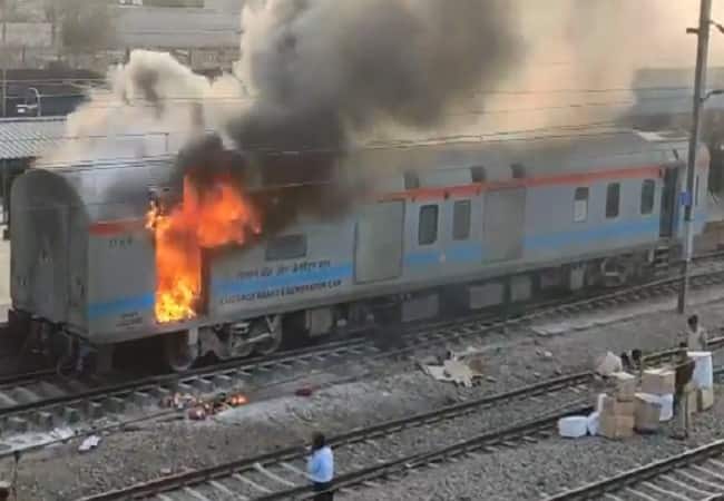 Fire On Board Delhi-Lucknow Shatabdi Express At Ghaziabad Station Delhi-Lucknow Shatabdi Train Fire: ਗਾਜ਼ੀਆਬਾਦ ਸਟੇਸ਼ਨ 'ਤੇ ਸ਼ਤਾਬਦੀ ਐਕਸਪ੍ਰੈਸ ਵਿਚ ਲੱਗੀ ਅੱਗ 'ਤੇ ਪਾਇਆ ਗਿਆ ਕਾਬੂ