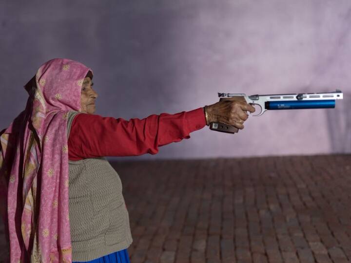 An 89 Year Old Sharpshooter  Chandro Tomar  Shooter Dadi Takes Aim at Indias Patriarchy Chandro Tomar | पुरुषसत्ताक व्यवस्थेचा वेध घेणारी 89 वर्षाची 'शूटर दादी'
