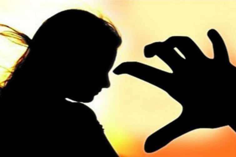 Solapur Crime Minor girl student molested by teacher in Sangola teacher arrested under POSCO गुरू-शिष्याच्या नात्याला काळीमा, सांगोल्यात शिक्षकाकडून अल्पवयीन विद्यार्थिनीचा विनयभंग, शिक्षकास पॉस्को अंतर्गत अटक 