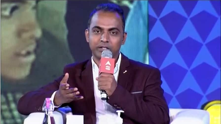 Ranjitsinh Disale News Education department Approves Leaves to Disale Sir for foreign Scholarship program शिक्षण विभागाकडून रविवारी कार्यालय सुरु ठेवत डिसले गुरुजींना अध्ययन रजा मंजूर, परदेशात स्कॉलरशिपसाठी जाण्याचा मार्ग मोकळा