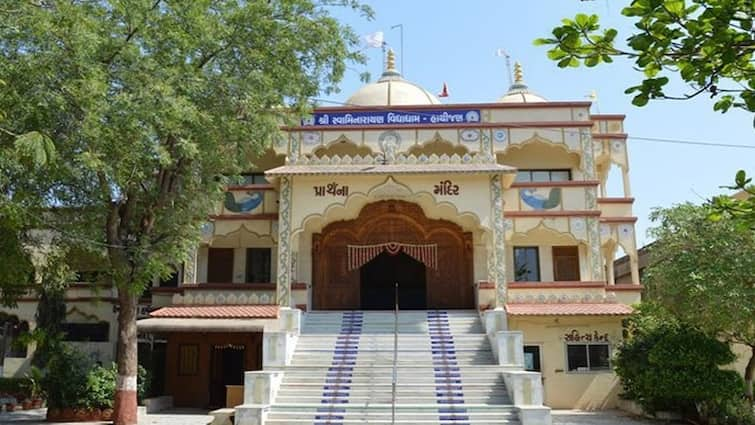 Corona report of eight saints of Hathijan Swaminarayan temple in Ahmedabad is positive ગુજરાતના આ જાણીતા સ્વામિનારાયણ મંદિરના આઠ સંતો કોરોનાની ઝપેટમાં, અમદાવાદ મંદિરમાં ફુલડોલ ઉત્સવ મોફુક