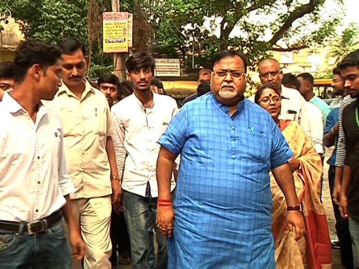 ২০১৬-১৭ অর্থবর্ষে পার্থ নিজের আয় দেখিয়েছেন ৭ লক্ষ ৩০ হাজার ৭৩৮ টাকা।