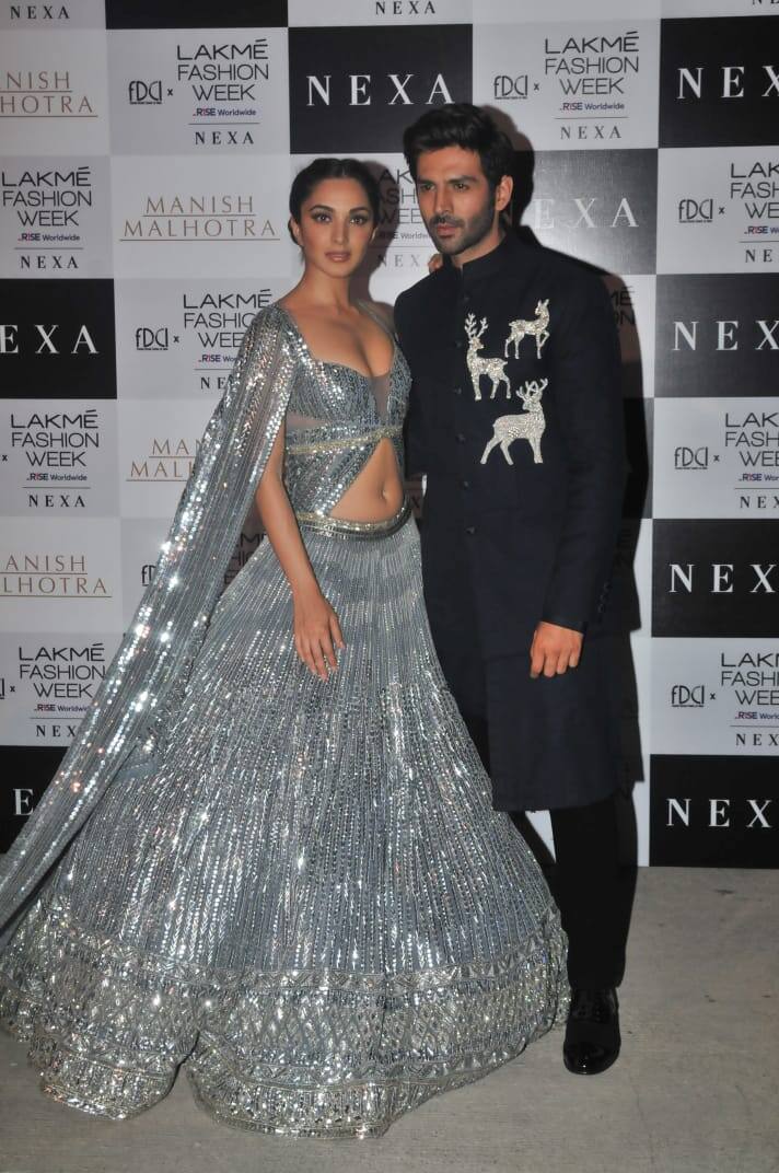 Kiara Advani happily for the shutterbugs along with her 'Bhool Bhulaiyaa 2' co-star Kartik Aaryan. The duo looked smoking hot together in traditional outfits.