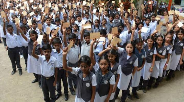 9,10,11 class students have leave கொரோனா அச்சுறுத்தலால் 9,10,11ம் வகுப்புகளுக்கு விடுமுறை - தமிழக அரசு