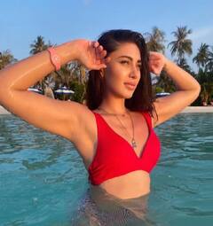 માલદિવમાં બીચ પર રેડ બિકિનીમાં મસ્તી કરતી જોવા મળી સેફાલી જરીવાલા, જુઓ એક્ટ્રેસના બોલ્ડ અંદાજની હોટ તસવીરો