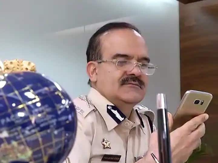 Bailable warrant not yet delivered to former Mumbai Police Commissioner Parambir Singh ANN मुंबई के पूर्व पुलिस कमिश्नर परमबीर सिंह को अबतक डिलीवर नहीं हुआ जमानती वारंट