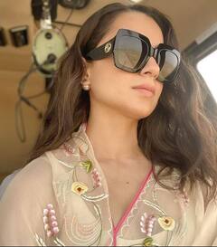 ਸਾੜੀ ਪਹਿਨੇ ਖੂਬਸੂਰਤ ਲੁੱਕ ਵਿੱਚ ਸਪੌਟ ਹੋਈ ਬਾਲੀਵੁੱਡ ਅਦਾਕਾਰਾ ਕੰਗਨਾ ਰਣੌਤ, ਵੇਖੋ ਇਹ ਸ਼ਾਨਦਾਰ ਤਸਵੀਰਾਂ