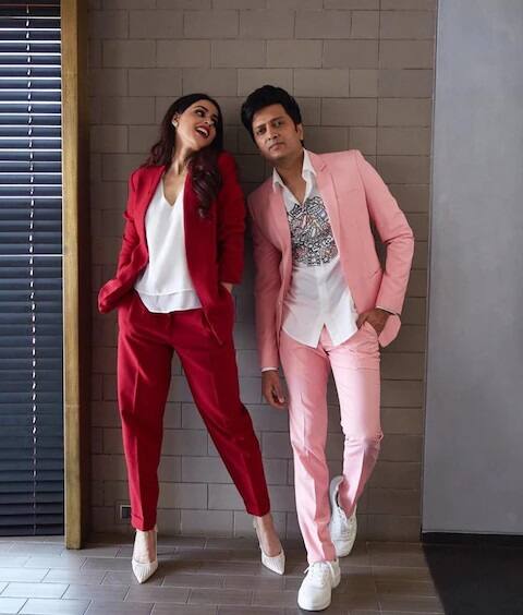 जेनेलिया डिसूझा आणि रितेश देशमुख यांनी 2012 साली एकमेकांशी लग्न केले होते. पण त्यांची पहिली भेट 2003 मध्ये झाली, जेव्हा दोघे तुझे मेरी कसम या चित्रपटासाठी एकत्र आले होते. हा त्यांचा पहिला चित्रपट होता आणि या चित्रपटामुळे दोघे एकमेकांचे चांगले मित्र झाले. कालांतराने ही मैत्री इतकी पक्की झाली की दोघेही नात्यात आले. अखेर त्यांनी लग्न करण्याचा निर्णय घेतला आणि 2012 मध्ये त्यांचे लग्न झाले.