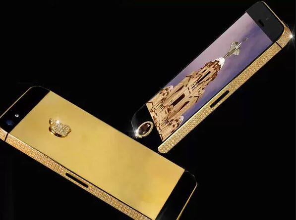 iPhone 45 Elite Gold: ਇਸ ਫ਼ੋਨ ਦੀ ਕੀਮਤ 0.940 ਕਰੋੜ ਰੁਪਏ ਹੈ। ਇਸ ਨੂੰ Stuart Hughes ਨੇ ਡਿਜ਼ਾਇਨ ਕੀਤਾ ਹੈ। ਇਸ ਵਿੱਚ 500 ਹੀਰੇ ਜੜੇ ਹੋਏ ਹਨ। ਇਹ ਫ਼ੋਨ 24 ਕੈਰੇਟ ਸੋਨੇ ਨਾਲ ਤਿਆਰ ਹੋਇਆ ਹੈ। ਫ਼ੋਨ ਵਿੱਚ Apple ਦੇ ਲੋਗੋ ਉੱਤੇ 53 ਹੀਰੇ ਲਾਏ ਗਏ ਹਨ। ਇਸ ਫ਼ੋਨ ਵਿੱਚ ਡਾਇਨੋਸਾਰ ਦੀ ਹੱਡੀ ਦਾ ਅਸਲ ਟੁਕੜਾ ਵੀ ਵਰਤਿਆ ਗਿਆ ਹੈ।