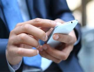 आपके फोन में छुपा हो सकता है कोरोना वायरस! जानिए मोबाइल को सैनिटाइज करने के 3 बेस्ट तरीके