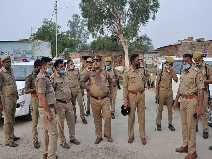 Police raid at prayer meeting after getting complaint of conversion in Mau ANN Conversion in Mau: प्रार्थना सभा की आड़ में चल रहा था धर्मांतरण का खेल, हिरासत में कई लोग