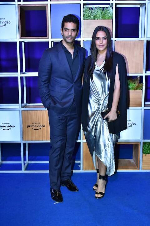 अंगद बेदी आणि नेहा धूपिया दोघेही सेलिब्रिटी आहेत, जे एकमेकांना बऱ्याच काळापासून ओळखत होते आणि एकमेकांचे चांगले मित्र होते. त्यांचे नाते मैत्रीपासून सुरू झालं आणि त्याचं कधी प्रेमात रूपांतर झालं त्यांनाही कळलं नाही. अखेर या दोघांनीही एकमेकांशी लग्न करण्याचा निर्णय घेतला. सध्या दोघेही एका सुंदर मुलीचे पालकही बनले आहेत.