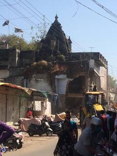 IN PICS | नागपुरात रस्ता रुंदीकरणासाठी दुकानं उठवल्यानंतर दृष्टीक्षेपात आलं पुरातन मंदिर