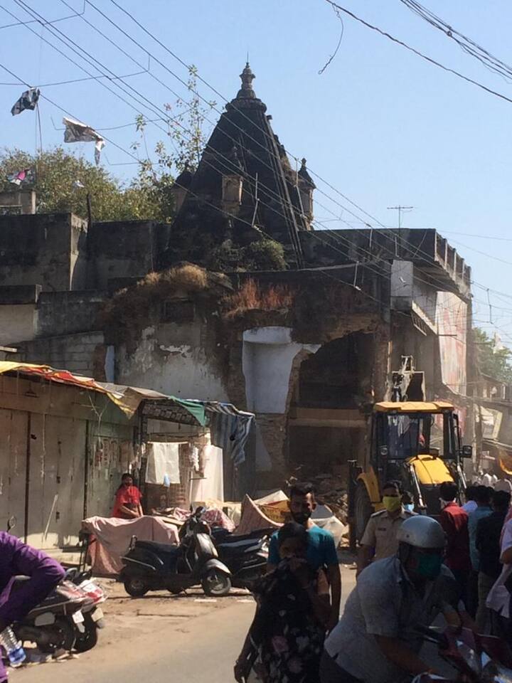 नागपुरात महाल परिसरातील केळी बाग रोडवर रस्ता रुंदीकरणासाठी दुकानाची ओळ तोडल्या नंतर एक पुरातन मंदिर दृष्टिक्षेपात आले आहे. गेली चार दशकं या मंदिराच्या अवतीभोवती मोठ्या प्रमाणावर व्यावसायिकांनी आपली दुकानं थाटल्याने हे मंदिर वेढले जाऊन दिसेनासे झाले होते. कारण हे भोसलेकालीन मुरलीधर मंदिर दुमजली दुकानांच्या विळख्यात अडकल्यानं बाहेर रस्त्यावरून दिसतच नव्हते. परिसरातील नव्या पिढीने हे मंदिर नजरभर पाहिलेच नव्हते. नागपुरातील हा ऐतिहासिक पुरातन ठेवा नजरेज पडल्यानं नागरिकांनी याबाबत समाधान व्यक्त करत त्याचे व्यवस्थित संवर्धन व संरक्षण करण्याची मागणी केली.