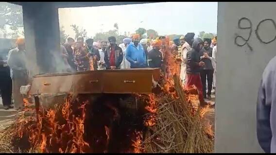 ਗੁਰਦਾਸਪੁਰ ਦੇ ਇੱਕ ਹੋਰ ਕਿਸਾਨ ਦਾ ਫੌਜੀ ਪੁੱਤ ਹੋਇਆ ਸ਼ਹੀਦ, ਸਰਕਾਰੀ ਸਨਮਾਨਾਂ ਨਾਲ ਅੰਤਿਮ ਸੰਸਕਾਰ ਗੁਰਦਾਸਪੁਰ ਦੇ ਇੱਕ ਹੋਰ ਕਿਸਾਨ ਦਾ ਫੌਜੀ ਪੁੱਤ ਹੋਇਆ ਸ਼ਹੀਦ, ਸਰਕਾਰੀ ਸਨਮਾਨਾਂ ਨਾਲ ਅੰਤਿਮ ਸੰਸਕਾਰ