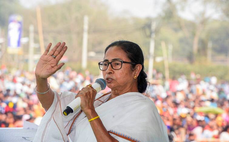 West Bengal Election 2021: Bengal CM Mamata Banerjee attacks BJP Manifesto for Bengal assembly election WB Election 2021: ‘এখন বলছে চাল-ডাল দেবে, আগে তো ১৫ লক্ষ টাকা দেবে বলেছিল’, ইস্তেহারে বিজেপির প্রতিশ্রুতিকে কটাক্ষ মমতার