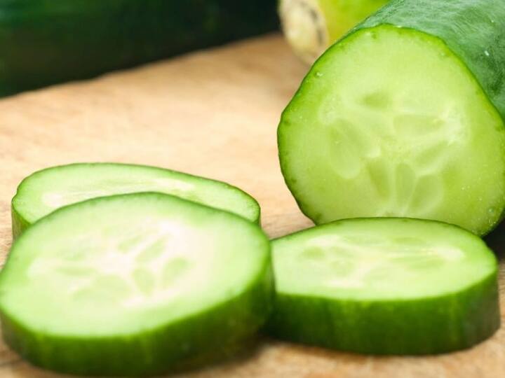 શરીરને હાઇડ્રેઇટ રાખે છે:કાકડીમાં ભરપૂર માત્રામાં પાણી હોય છે. જે શરીરને હાઇડ્રેઇટ રાખે છે. ગરમીમાં વધુ પાણીદાર ફળ ડાયટમાં સામેલ કરવાથી સ્વાસ્થ્યલક્ષી લાભ થાય છે.  સ્વાસ્થ્ય માટે 8થી10 ગ્લાસ પાણી દિવસમાં પીવું જોઇએ. ડાયટમાં કાકડીનું પાણી સામેલ કરવાથી પાણીનું સેવન વઘી જાય છે.