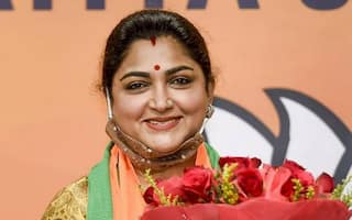 ‛கண்ணதாஸா... ஜேசுதாஸா...’ பார்மட்டில் குஷ்பூ ட்விட்: கலாய்க்க வந்து கலாய்க்கப்பட்டார்!