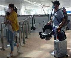 ਬੇਟੀ ਵਾਮਿਕਾ ਨਾਲ ਏਅਰਪੋਰਟ 'ਤੇ ਨਜ਼ਰ ਆਏ ਅਨੁਸ਼ਕਾ-ਵਿਰਾਟ, ਦੇਖੋ ਤਸਵੀਰਾਂ