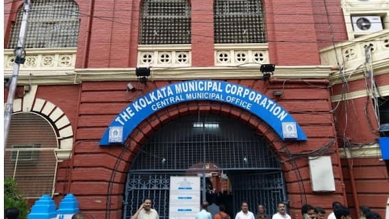 West Bengal Election 2021: কমিশনের নির্দেশ মেনে সরানো হল কলকাতা পুর প্রশাসকের নাম লেখা বোর্ড