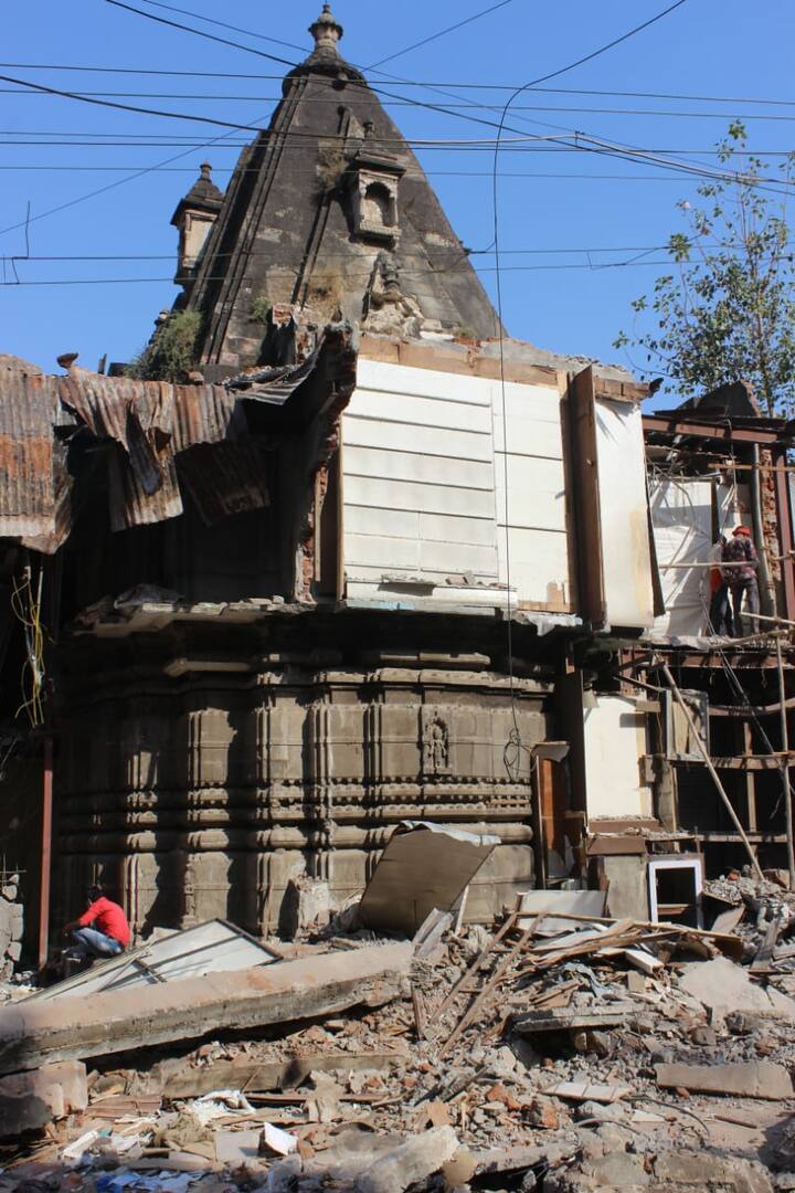 मात्र नागपुरात रस्त्यासाठी न्यायालयीन लढाईतून एक ऐतिहासिक मंदिर वेळीच मोकळा झाल्यामुळे त्याचा सौंदर्य आणि इतिहास आता जगासमोर नव्याने येणं शक्य झालं आहे.