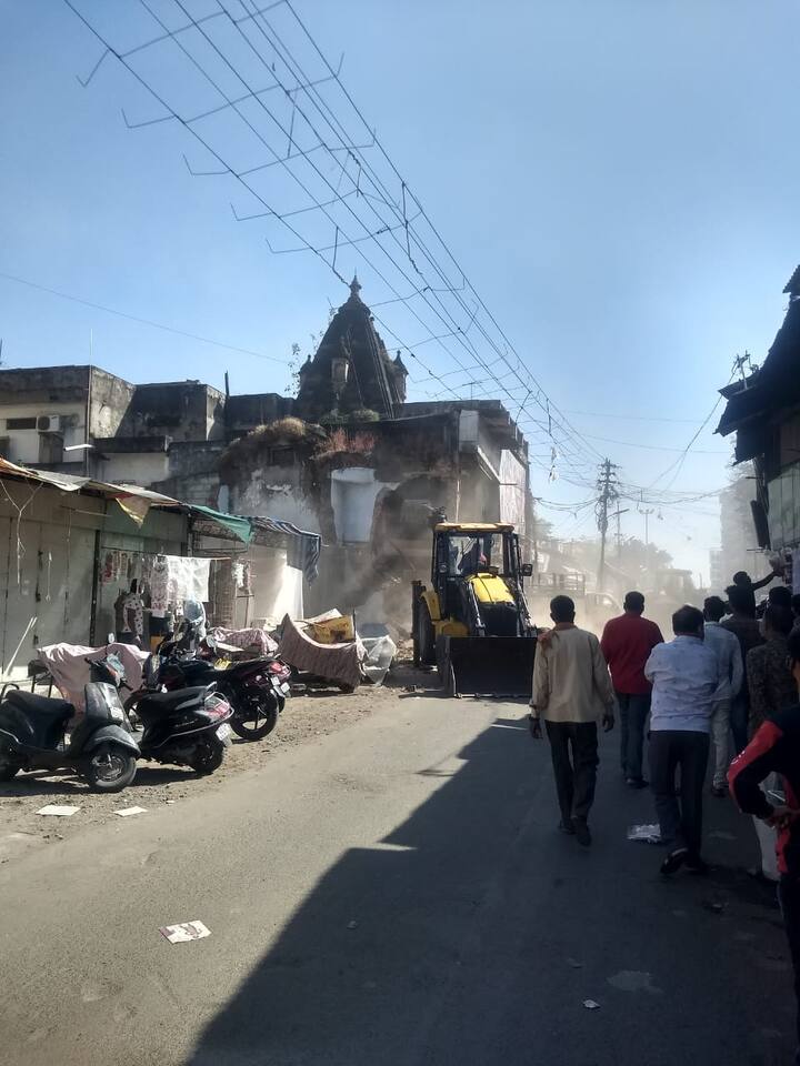 हे मंदिर ऐतिहासिक असून हेरिटेज श्रेणीतील ग्रेड 1 मधील आहे. मात्र, 1980 नंतर मंदिराच्या अवतीभवती किती मोठ्या प्रमाणावर नियमबाह्य व्यवसायिक बांधकाम झाले होते, हे काही दिवसांपूर्वीवंच्या या फोटोज वरून तुमच्या लक्षात येईल. परिसरातील व्यवसायिकांनी गेल्या चार दशकात हळूहळू त्यांच्या दुकानं मंदिराच्या सर्व बाजूंनी वाढवत मंदिराला वेढाच घातला होता. त्यामुळे केळीबाग रस्त्याच्या बाजूने दुमजली दुकानांमुळे रस्त्यावरून मंदिर दिसेनासा झाला होता. दुमजली दुकानांच्या पलीकडे मंदिराच्या कळसाचा काही भागच रस्त्यावरून दिसायचा. मात्र रस्ता रुंदीकरणाच्या निमित्तानं कारवाई झाली आणि मंदिर दृष्टीक्षेपात पडल्यामुळे परिसरातील नागरिक समाधानी आहे.