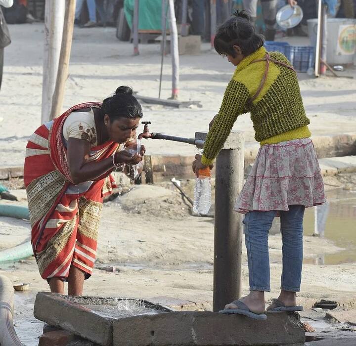 বাড়ির বাইরে জল দেওয়ার জন্য রেন ব্যারেল ব্যবহার করুন।