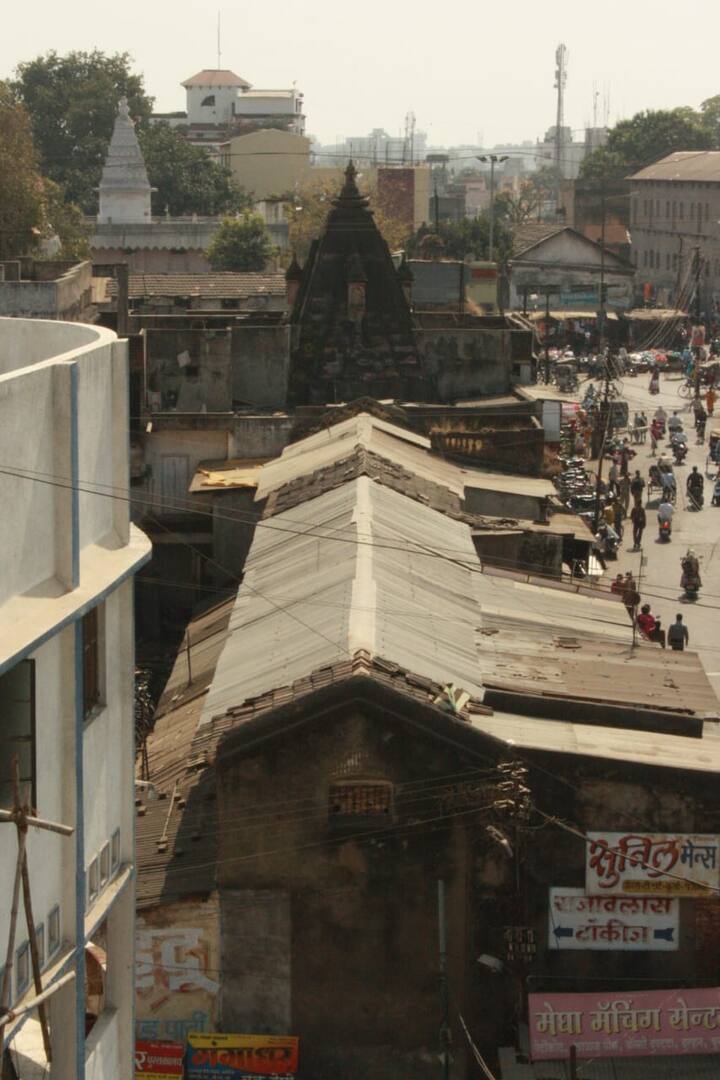 महाल परिसरातील केळी बाग रस्त्यावर गेल्या अनेक दिवसांपासून रस्ता रुंदीकरणासाठी दुकानाची ओळ पाडण्याचे काम सुरू आहे. त्यासाठी या भागातील अनेक नागरिकांच्या घर आणि दुकानांचा काही भाग रीतसर अधिग्रहित करून त्यांना मोबदलाही दिला जात आहे.. तर अनेकांनी केलेल्या नियमबाह्य अतिक्रमणावर ही हातोडा पडला आहे. कोतवाली पोलीस स्टेशनच्या अगदी समोर रस्ता रुंदीकरणासाठी दुकांनांची ओळ तोडण्याची कारवाई झाल्यानंतर दुमजली दुकांनांच्या विळख्यात अडकलेलं भोसलेकालीन मुरलीधर मंदिर दुरष्टिक्षेपात पडला.
