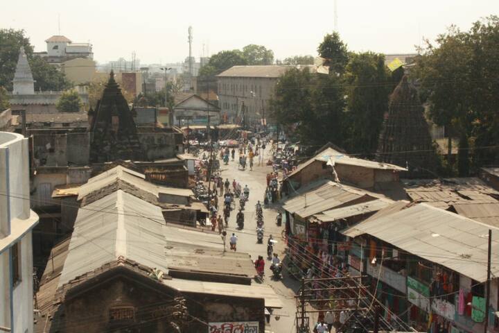 आपल्या देशातील पर्यटन क्षेत्र असोत किंवा ऐतिहासिक वारसाचे ठिकाण, सर्वच ठिकाणी काही बेजबाबदार नागरिकांमुळे फक्त तिथली स्वच्छता आणि सौंदर्यच नष्ट होत नाही. तर अमूल्य असा ऐतिहासिक वारसा ही धुळीस मिळतो.