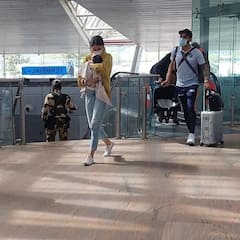 Virat-Anushka | वामिकासह पहिल्यांदाच स्पॉट झाले विराट-अनुष्का, पाहा फोटो