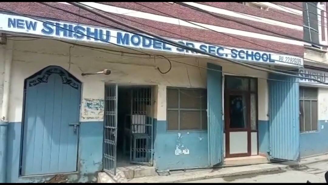 Even after the orders of the Punjab government, the schools in Jalandhar, which were open, were taking papers without masks and social distance. ਪੰਜਾਬ ਸਰਕਾਰ ਦੇ ਹੁਕਮਾਂ ਤੋਂ ਬਾਅਦ ਵੀ ਖੁਲ੍ਹੇ ਜਲੰਧਰ ਦੇ ਸਕੂਲ, ਬਿਨ੍ਹਾਂ ਮਾਸਕ ਤੇ ਸੋਸ਼ਲ ਡਿਸਟੇਨਸਿੰਗ ਦੇ ਲਏ ਜਾ ਰਹੇ ਸੀ ਪੇਪਰ 